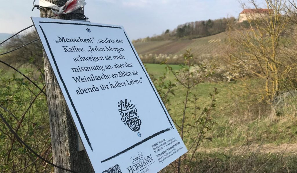 Schilder Weinwanderpfad im Weinberg