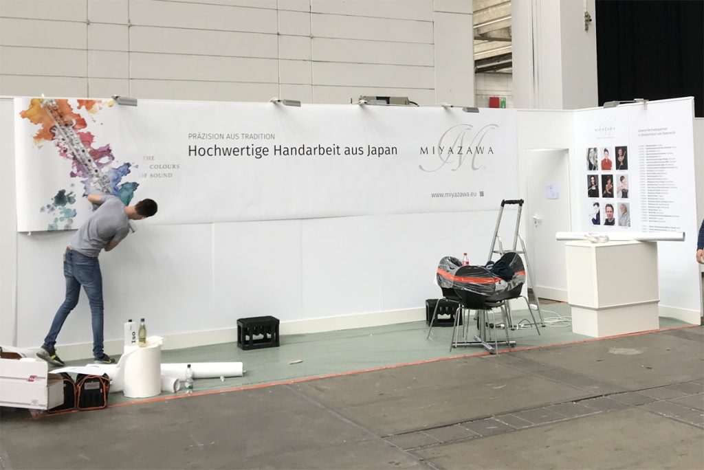 Aufbau der Messewand bei der Musikmesse 2018