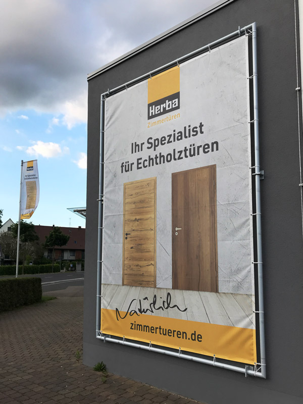 Außenwerbung Herba mit Banner und Fahnen