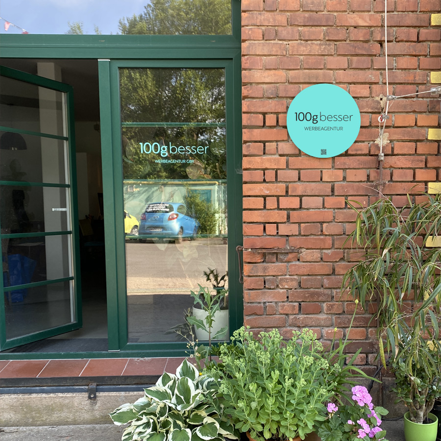 100gbesser Werbeagentur in der Alten Ziegelei in Neustadt Aisch, mintfarbenes rundes Fassadenschild