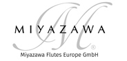 Logo "Miyazawa Flutes Europe" in Graustufen