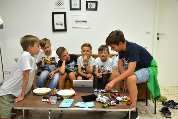 mehrere Kinder kucken Fußball