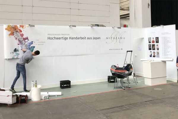 Aufbau der Messewand bei der Musikmesse 2018